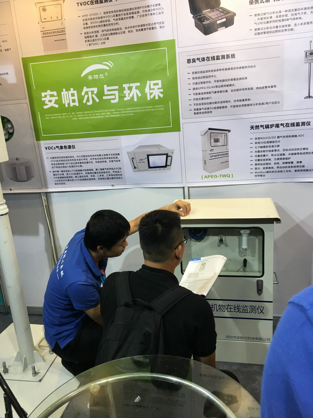 工程師為客戶做產品講解，客戶非常感興趣，觸摸安帕爾的產品
